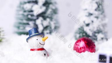 雪地上的雪人圣诞节右摇移动视频